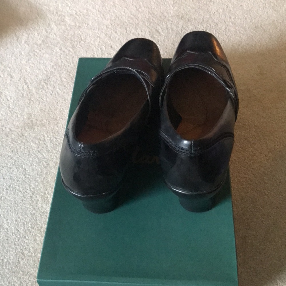 Womens Clarks Dress Shoes size 10 M - Picture 2 of 4